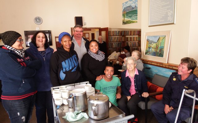 Gansbaai SAPD, onder leiding van kapt Gerda Groenewald en van haar personeel, het hul besoek aan Herberg-aan-See net ‘n gesellige “kuierdag” gemaak en oor allerlei dingetjies met die inwoners gesels. Regs sit kapt Gerda Groenewald, met John van Rooyen, Bestuurder: HaS agter die dames.